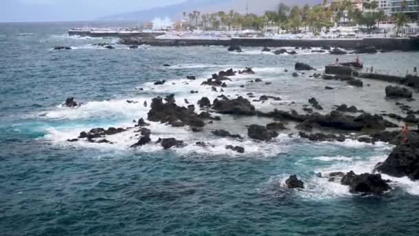 4k bella vista delle onde dell'oceano che si infrangono su rocce nere e scogliere a città di mare. Paesaggio di Puerto de la Cruz, Tenerife, Isole Canarie — Video Stock