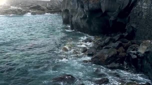 4k lassított felvétel nagy hullámok Atlanti-óceán és fekete sziklák a parton — Stock videók
