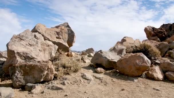 4k Video vom Wandern zwischen Sand und Felsen und vom Blick auf hohe Berge. Erstaunliche Vulkanlandschaft. Vulkan Teide, Teneriffa — Stockvideo