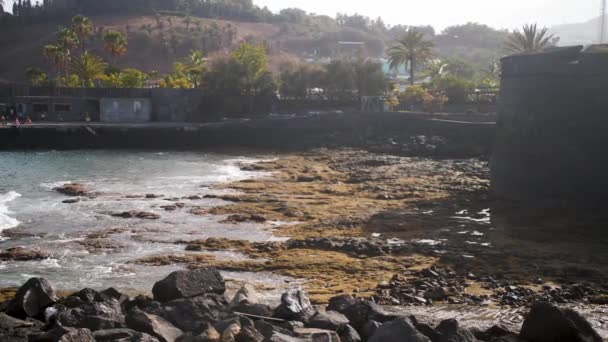 4k vídeo em câmera lenta de ondas oceânicas quebrando e rolando em recifes em torno de velhas paredes de pedra do antigo forte do mar — Vídeo de Stock