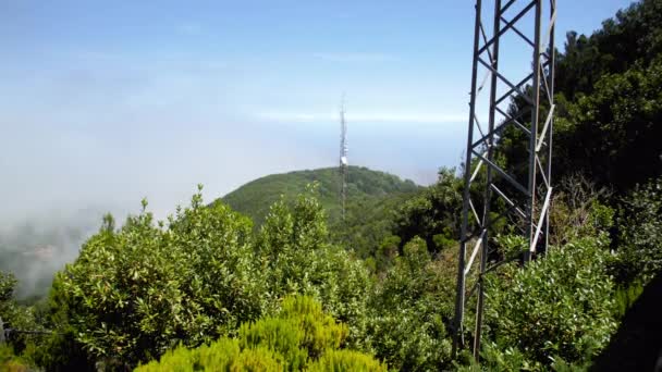Imágenes de 4k de torres de alta radio o televisión en picos de alta montaña cubiertos de bosque. Tecnología de comunicación en la selva — Vídeos de Stock