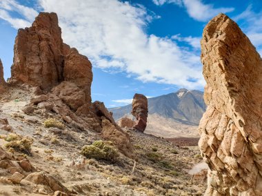 Volkanik çöl manzarası, kaya oluşumları ve volkan Teide, Tenerife