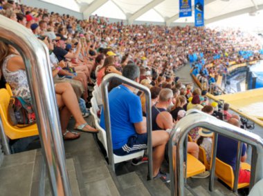 Arena Tribünlerinde oturan ve maçın ya da performansın başlamasını bekleyen kalabalığın bulanık görüntüsü