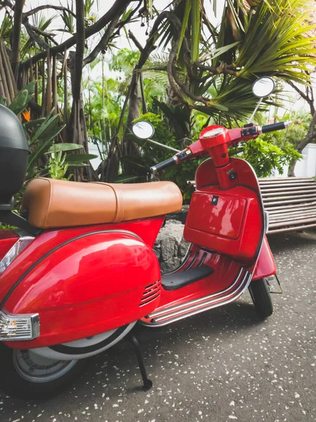 Getinte afbeelding van mooie stijlvolle retro scooter geschilderd in rood geparkeerd op de straat van kleine Europese stad — Stockfoto