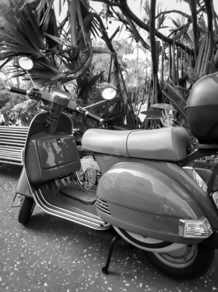 Zwart-wit beeld van vintage Italiaanse scooter geparkeerd op straat — Stockfoto