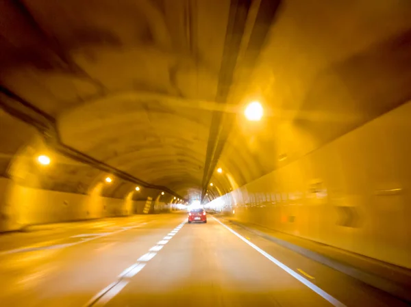 Immagine sfocata dell'auto che guida veloce nel lungo tunnel — Foto Stock