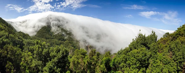 Beautiful panoramic photo of clouds flying over the high mountain peak and forest — Stock Photo, Image