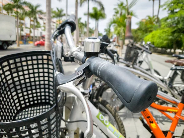 道路脇に駐輪する自転車に鈴と籠のイメージを閉じます — ストック写真