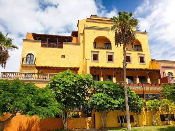 Hermosa imagen de villa de lujo en estilo colonial español —  Fotos de Stock