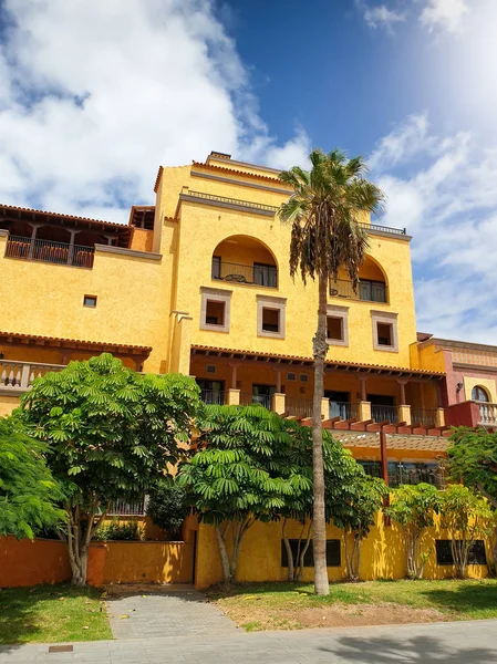 Hermosa imagen del antiguo edificio en estilo colonial español en la pequeña ciudad costera —  Fotos de Stock