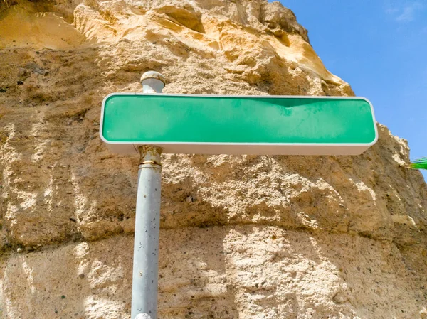 Foto de blanco vacío signo direccional contra roca o montaña — Foto de Stock