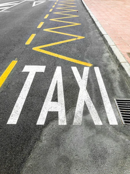 Image rapprochée de voie spéciale pour taxi peint sur la route — Photo