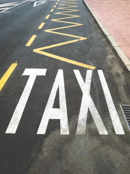 Toned zdjęcie specjalnego miejsca parkingowego dla taksówek na drodze — Zdjęcie stockowe