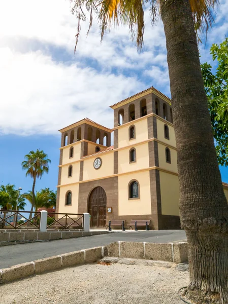 Beautiful image of old church built in spanish colonial style on tropical island — Stock Photo, Image