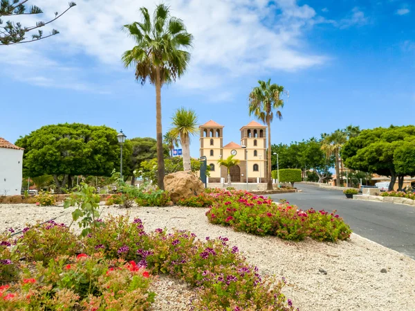 Beautiful image of flower bed in front of old church in spanish colonial style — Stock Photo, Image