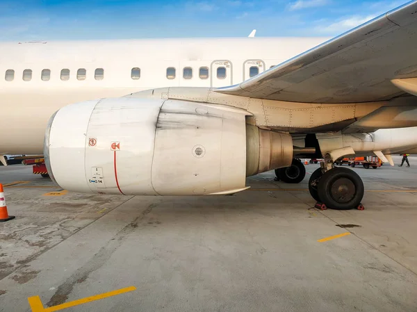 Foto do grande motor a jato de avião estacionado no aeroporto — Fotografia de Stock