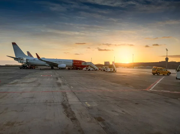 Hermosa foto al atardecer de aviones estacionados en aeropuerto internacional — Foto de Stock