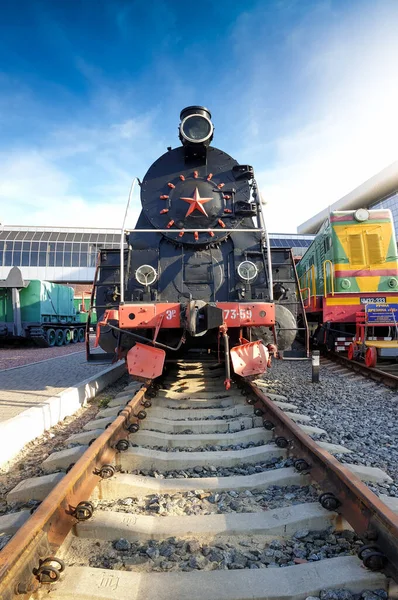 Image de la vieille locomotive à vapeur soviétique sur les rails — Photo