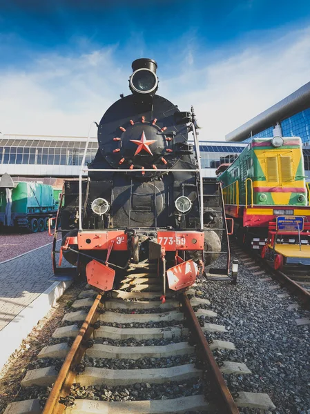 Imagen tonificada del viejo tren de vapor vintage con estrella soviética roja — Foto de Stock