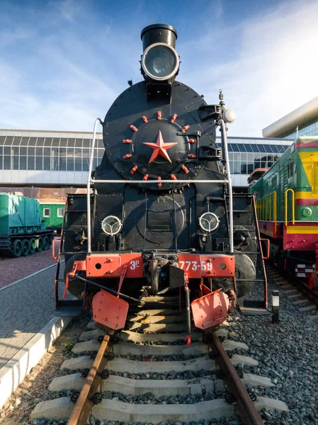 Imagen de la vieja locomotora de vapor negro en la estación de ferrocarril — Foto de Stock