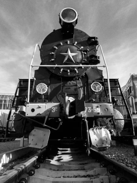 Черно-белый образ большого черного старого паровоза на железной дороге — стоковое фото