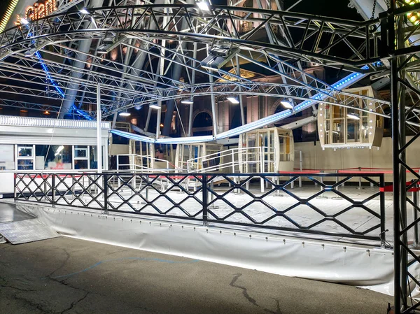Image of entrance to the ferris wheel at night — Stock Photo, Image