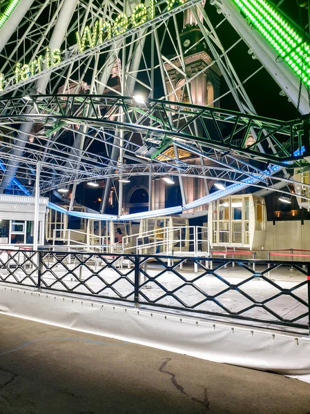 Imagen de una gran noria en el parque de atracciones por la noche —  Fotos de Stock