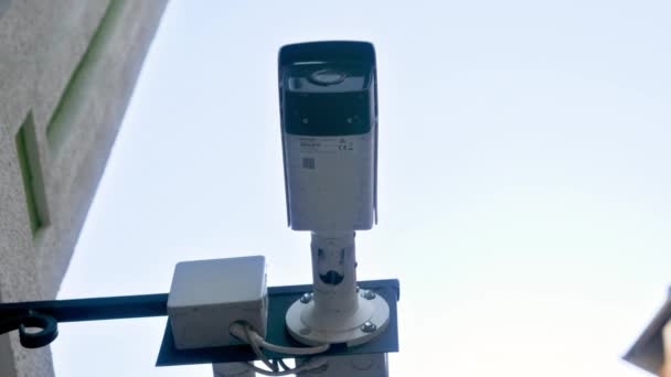 4k closeup video of surveillance video camera monitoring safety on city street — Wideo stockowe