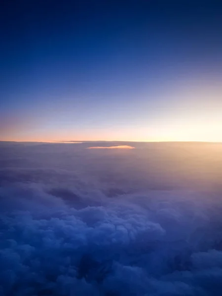 Прекрасный солнечный пейзаж над облаками рано утром — стоковое фото