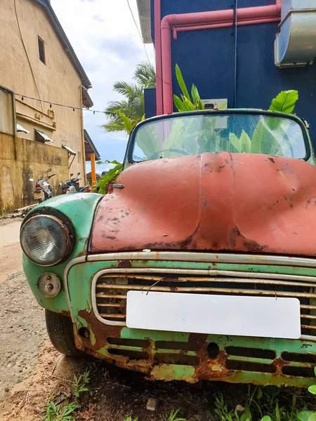 CLoseup imagen de viejo coche retro oxidado estacionado en la estrecha calle del casco antiguo —  Fotos de Stock