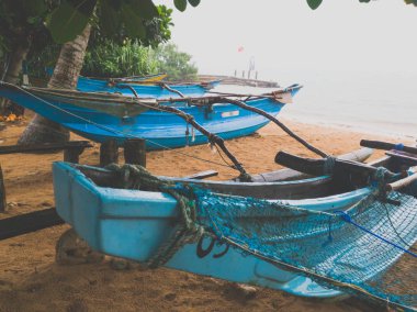 Tropik ada Sri Lanka 'da sağanak yağış sırasında balıkçı teknesinin yakın plan çekilmiş fotoğrafı