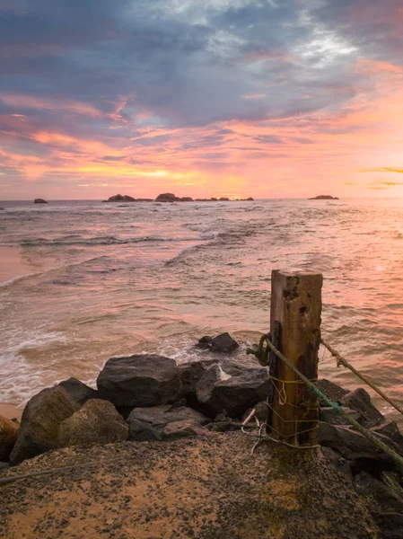 Hermosa imagen del antiguo muelle en el océano al amanecer — Foto de Stock