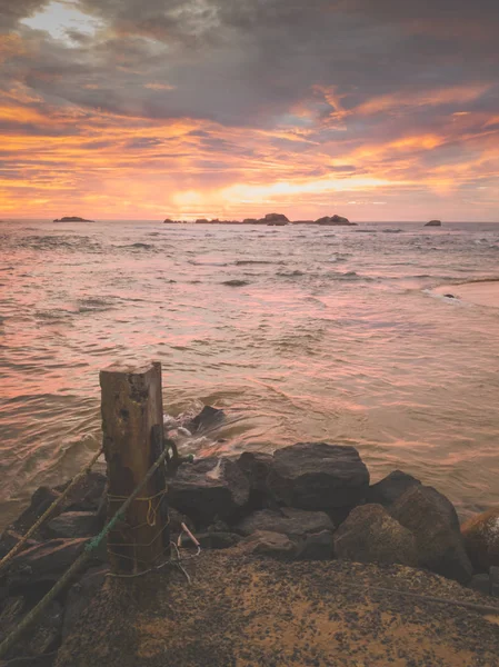 Imagen tonificada de hermosa puesta de sol sobre el océano y el cielo nublado — Foto de Stock