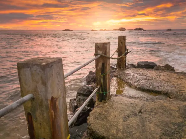 美丽的日落天空和大海中古老的码头 — 图库照片