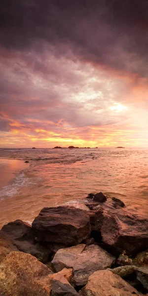 Hermoso paisaje de puesta de sol sobre el océano y acantilados afilados — Foto de Stock