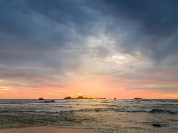 大海悬崖峭壁上美丽的落日美景 — 图库照片