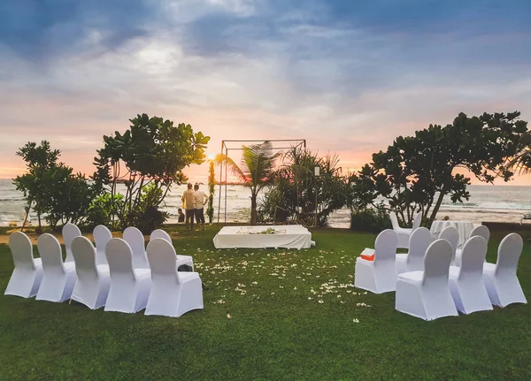 Beautiful place for wedding ceremony on the ocean beach at susnet — Stock Photo, Image