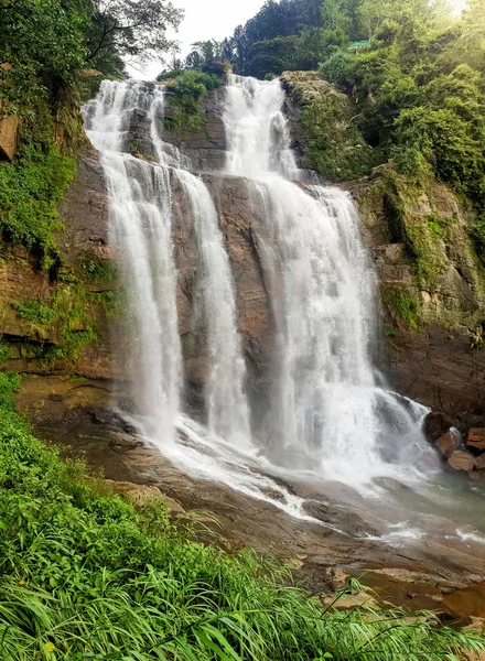 Bela foto de grande cachoeira na floresta selva ao pôr do sol — Fotografia de Stock