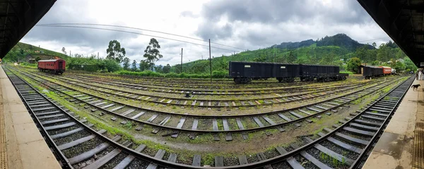 Панорамное изображение старой колониальной железнодорожной станции на чайной плантации в Шри-Ланке — стоковое фото