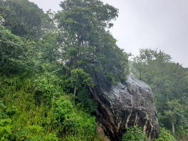 Hermoso paisaje de lluvia tropical sobre la gran roca y selva en las montañas — Foto de Stock