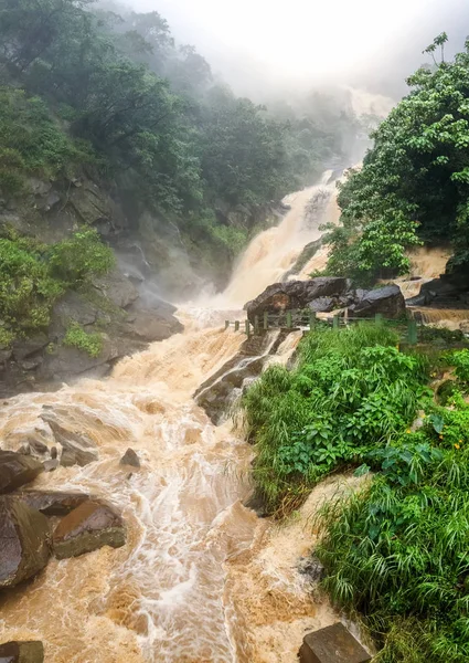 Paisaje de río de montaña se desbordó en la selva tropical en las montañas. Potente cascada en las montañas — Foto de Stock