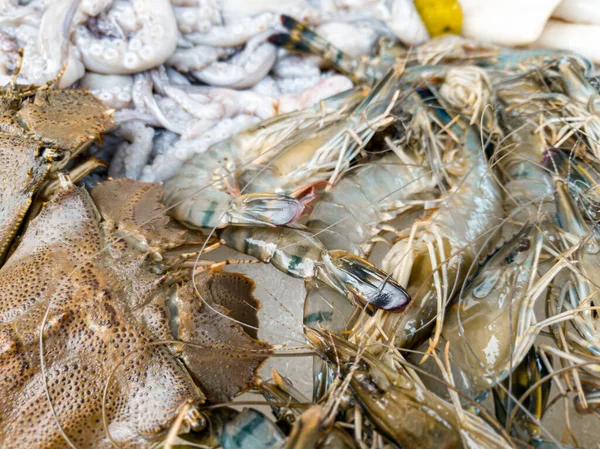 Nahaufnahme abstraktes Bild roher frischer Garnelen und Fische auf dem Markt — Stockfoto