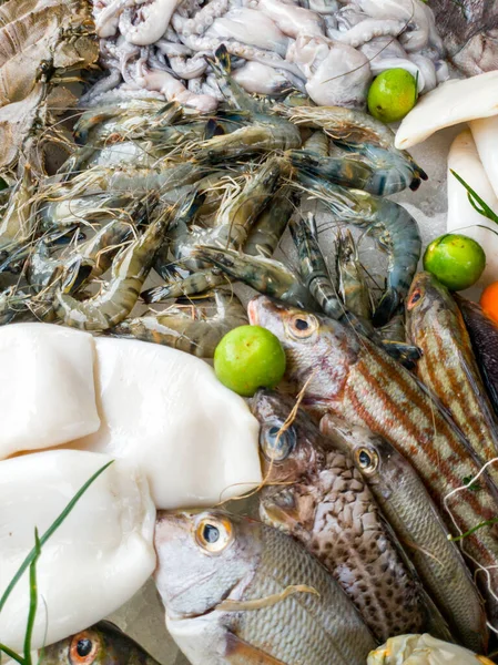 Фотография свежей рыбы, кальмаров, омаров, креветок и осьминогов на столе в ресторане морепродуктов — стоковое фото