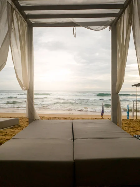 Imagen tonificada de hamaca bajo dosel en lujoso resort de playa en el océano — Foto de Stock