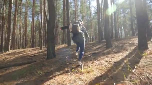 4k POV filmagem de maníaco perseguindo a jovem mulher com mochila fugindo na floresta — Vídeo de Stock