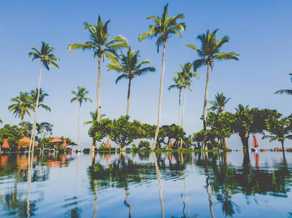 Toned beeld van prachtige infinity zwembad o nhte tropische eiland — Stockfoto