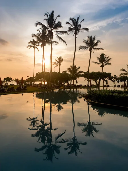 Prachtig beeld van zonsopgang op het tropische eiland bij zwembad in hotel resort — Stockfoto