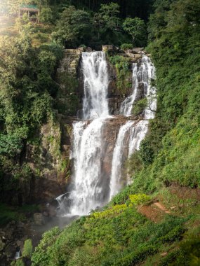 Tropikal yağmur ormanlarının güzel manzarası ve dağlardaki büyük şelale