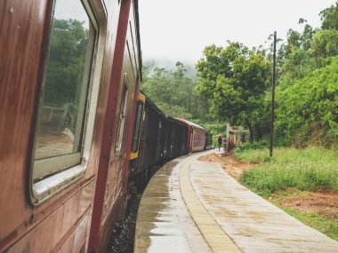 Yağmurda demiryolunda giden eski trenin görüntüsü