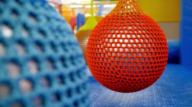 Gökyüzü için şişme topları asma ya da spor salonunda ya da spor salonunda yoga yapma videosu.